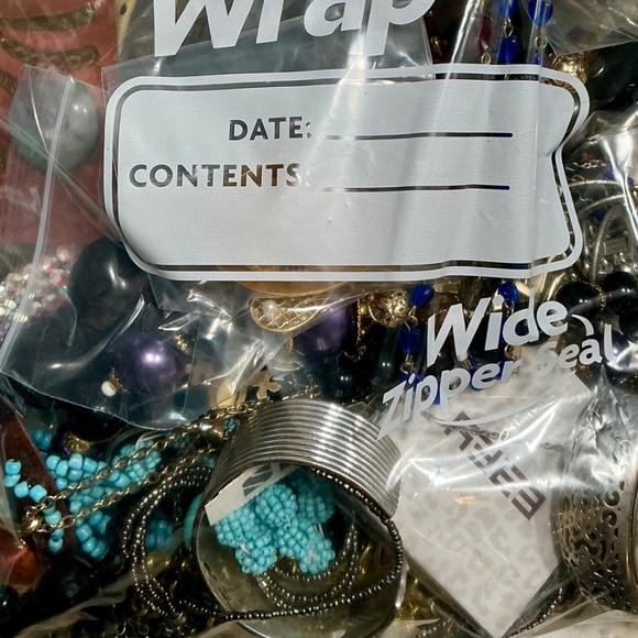 Assorted Vintage & Modern 4 lb bag of Jewelry - Picture 6 of 8